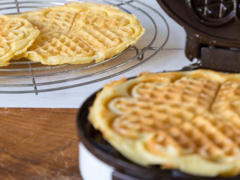 Waffeln werden in einem Waffeleisen gebacken