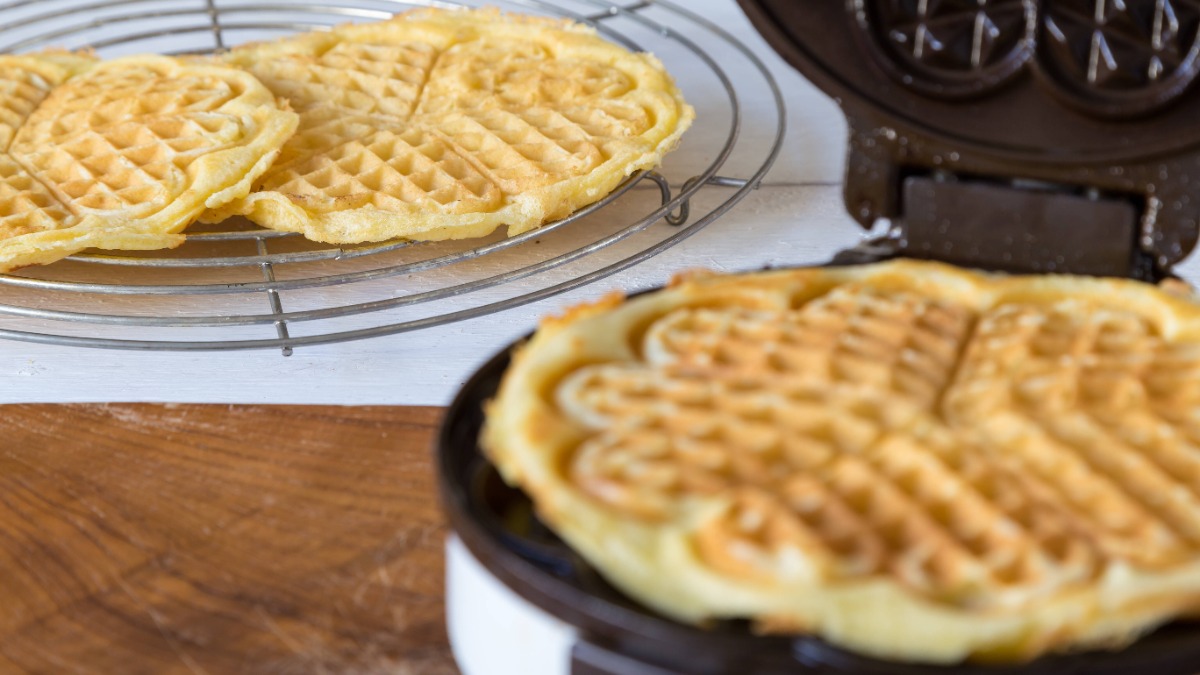 Waffeln werden in einem Waffeleisen gebacken