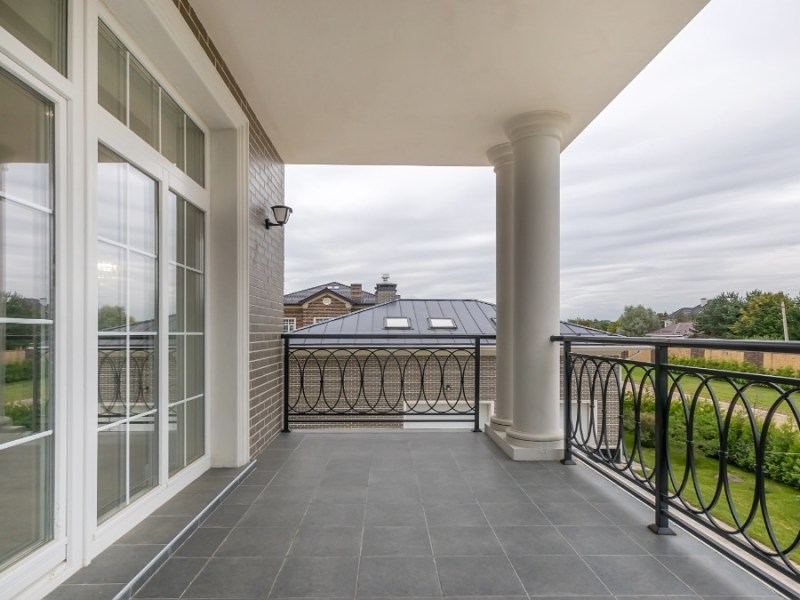 Ein Balkon mit einer Außenleuchte.