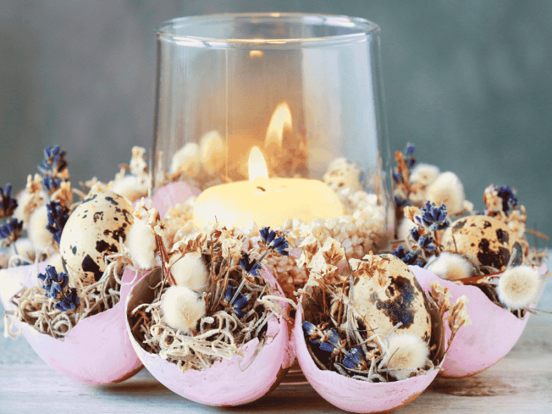 Basteln im Frühling mit Eierschalen und Naturmaterialien einen Osterkranz werkeln. Fertiger Kranz mit Windlicht.