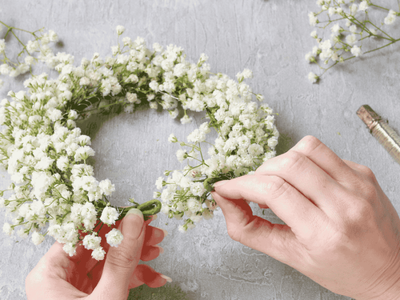 blumenkranz binden, schleierkraut haarkranz zusammenbinden