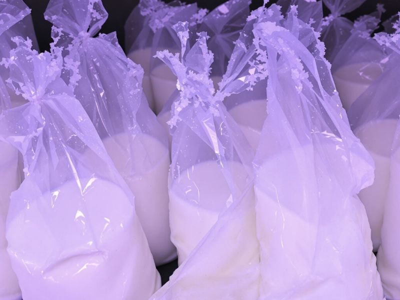 Einige stehende Plastiktüten mit Milch.