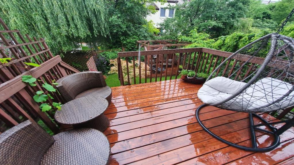Ein verregneter Balkon mit Balkonmöbeln.