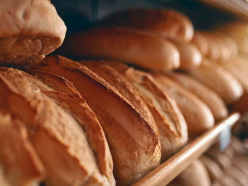 Mehere Laib Brot liegen auf einer Ablage.