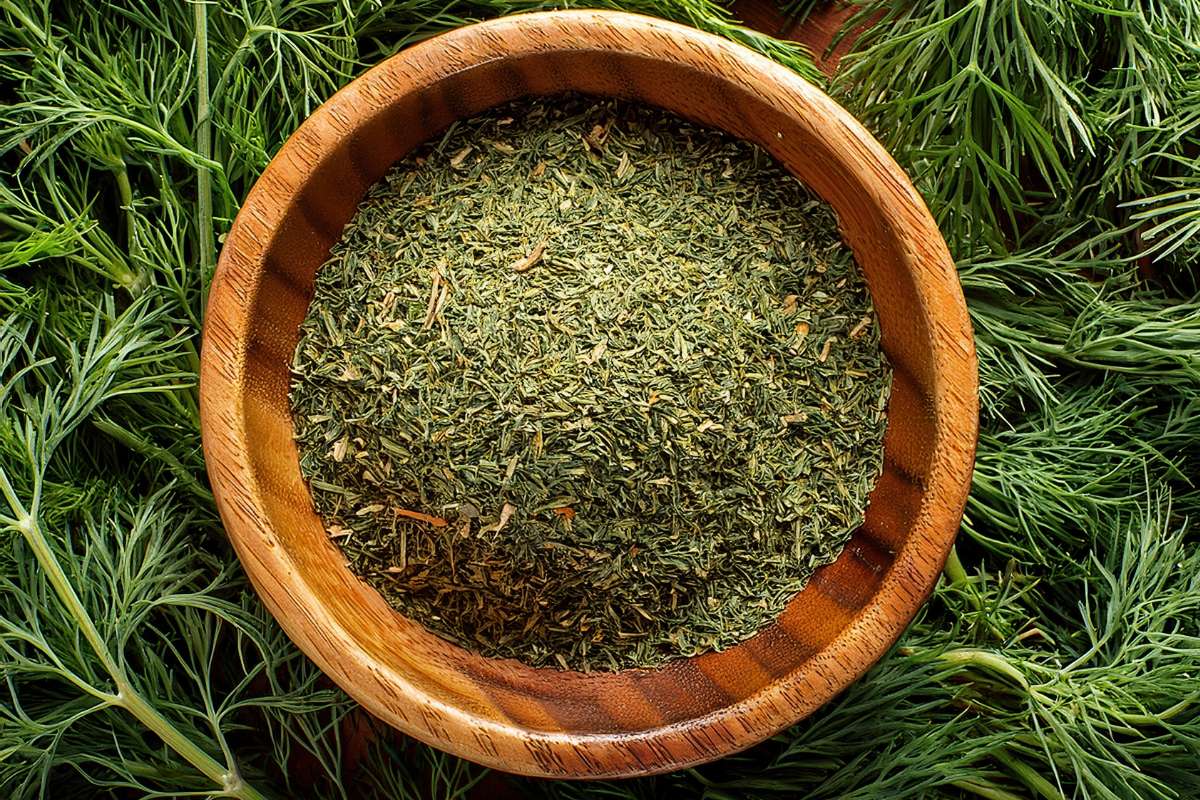 Eine Schüssel mit getrocknetem Dill.