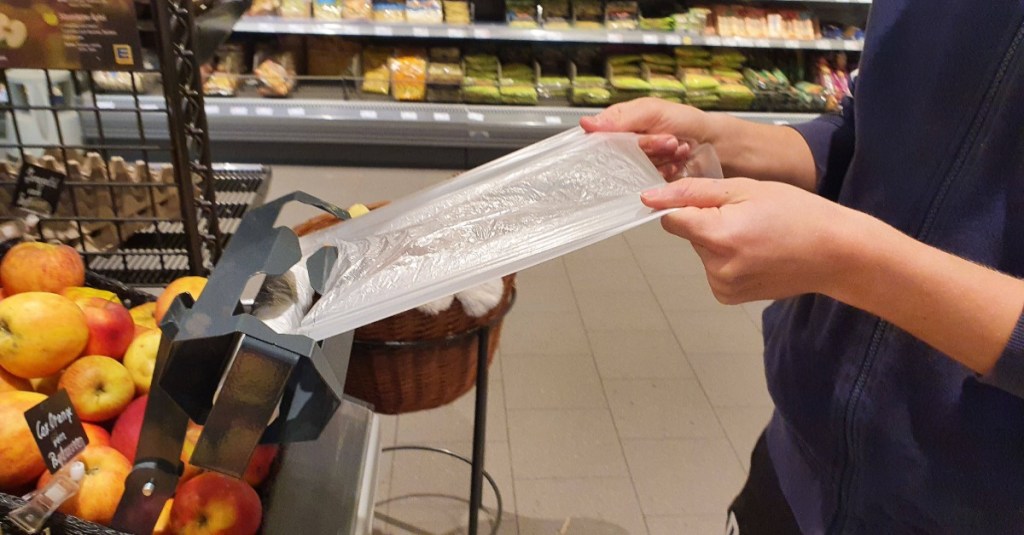 ein Knotenbeutel wird von der Rolle gezogen