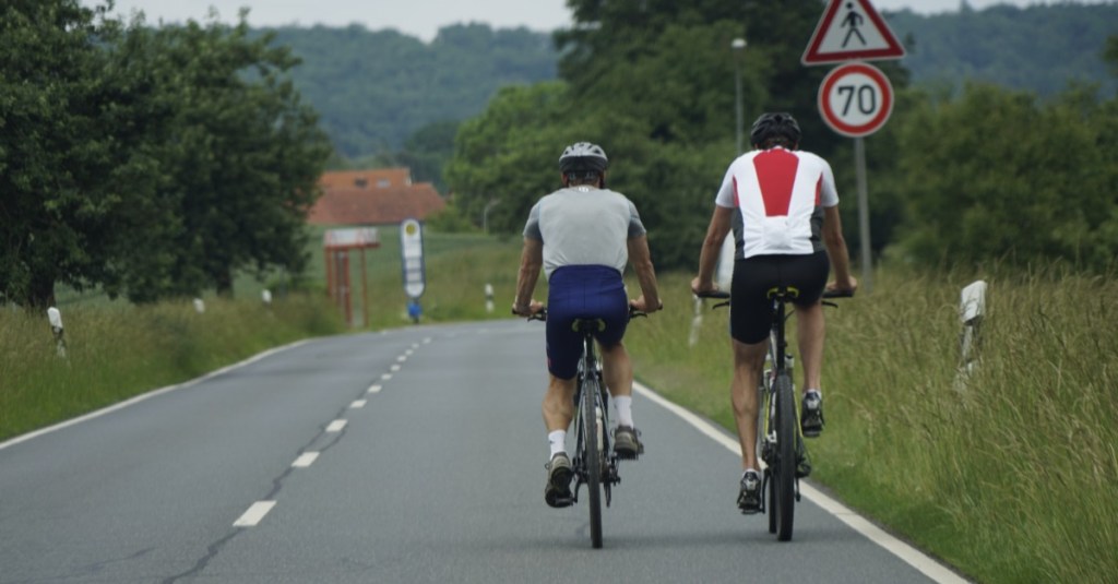 nebeneinander Fahrrad fahren auf einer Landstraße