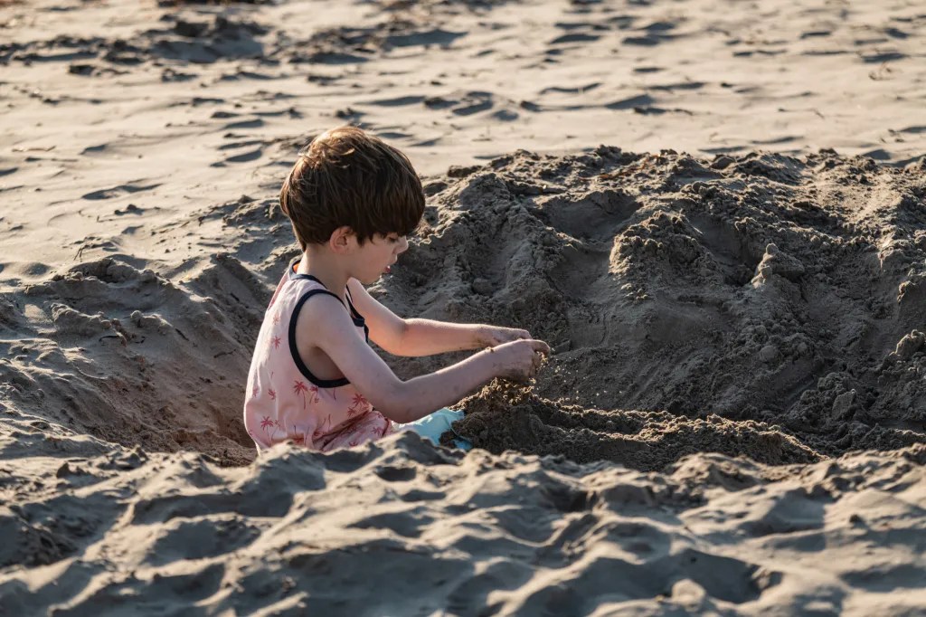 Es ist verboten, tiefe Löcher in den Sand zu buddeln.