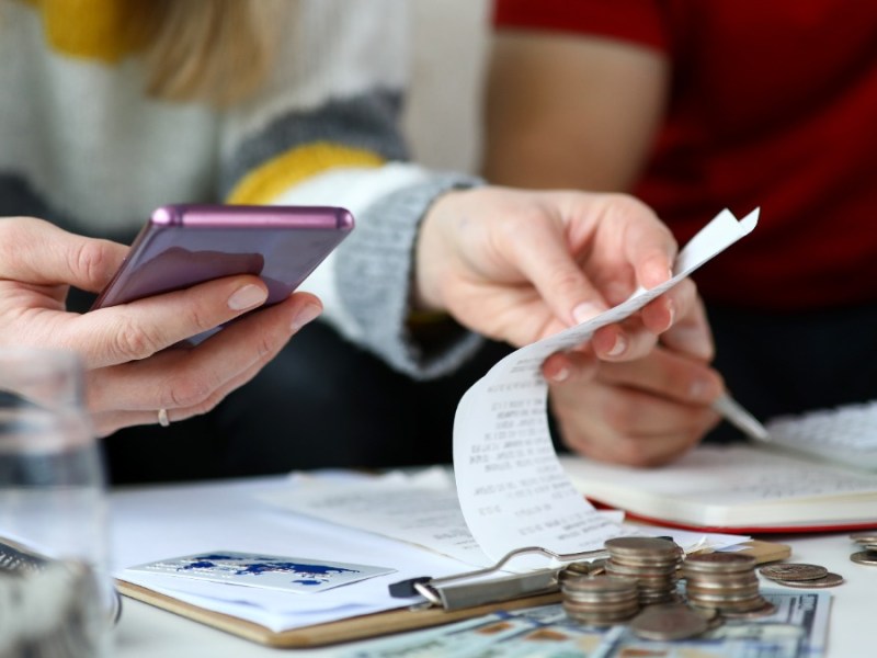 ein Pärchen verschafft sich einen Überblick über seine Finanzen