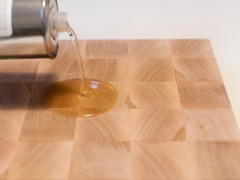 Auftragen von Holzpflegeöl auf ein Holzschneidebrett
