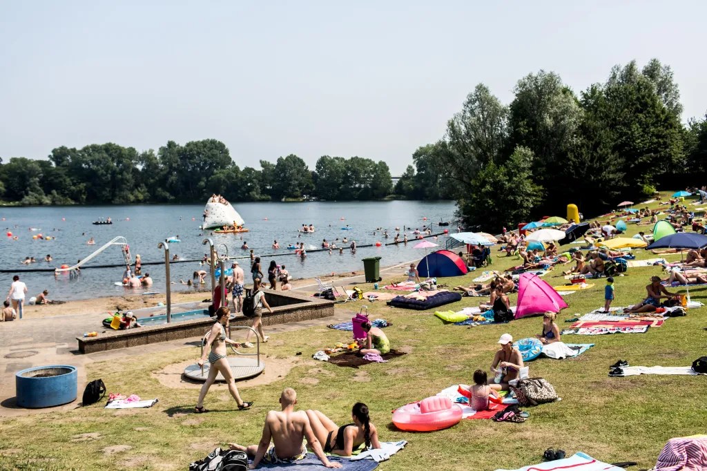 Achte auf Anzeichen für einen Sonnenstich oder Hitzschlag!