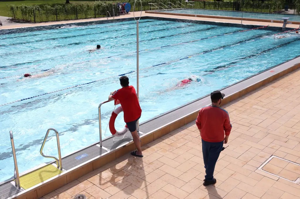 Führe keine unnötigen Gespräche mit Bademeistern oder Rettungsschwimmern, denn es lenkt sie von ihrem Job ab.