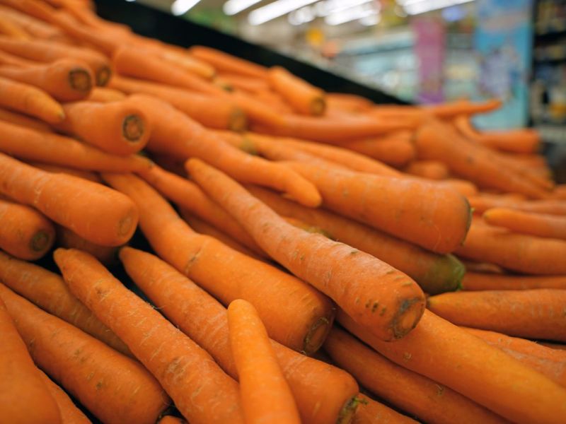 Karotten im Gemüseregal eines SUpermarkts.