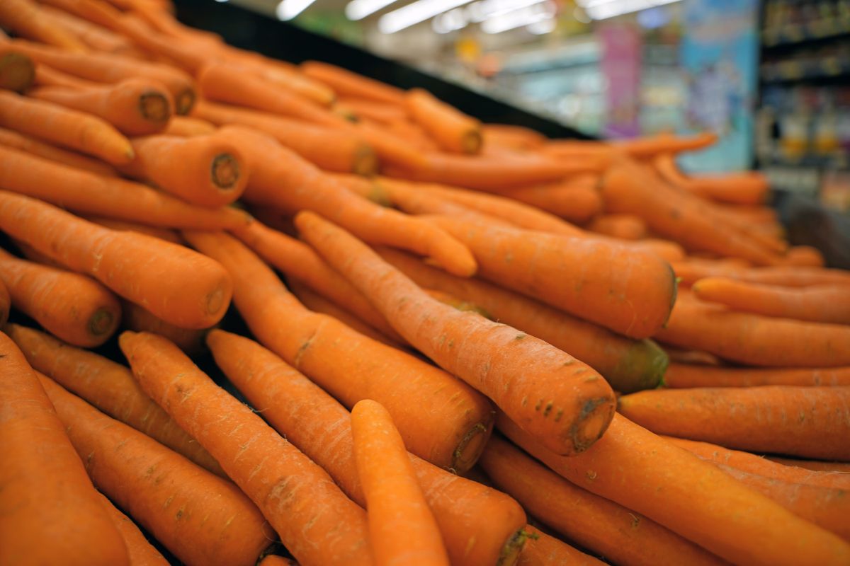 Karotten im Gemüseregal eines SUpermarkts.