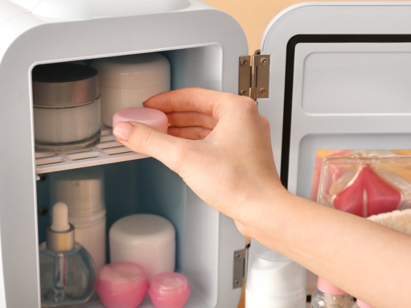 ein kleiner Kühlschrank für Kosmetikprodukte