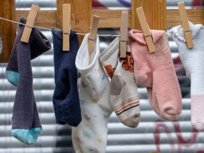 Socken auf der Wäscheleine.