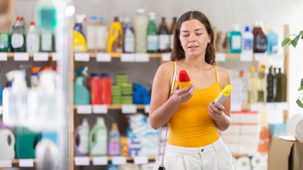 Eine Frau im Supermarkt