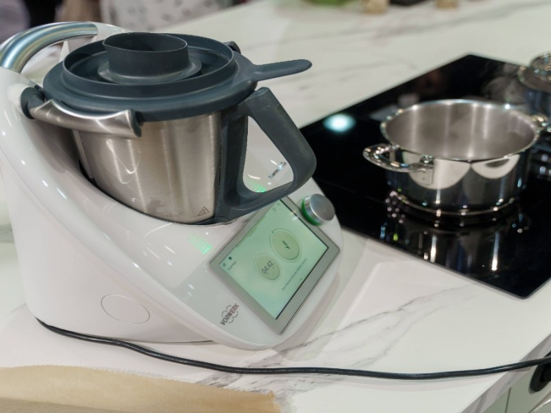 Ein Thermomix neben einer Herdplatte.