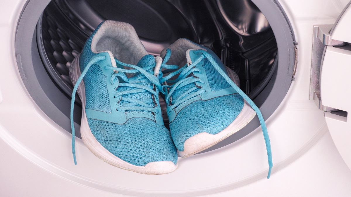 Ein paar hellblaue Turnschuhe in einer Waschmaschine.