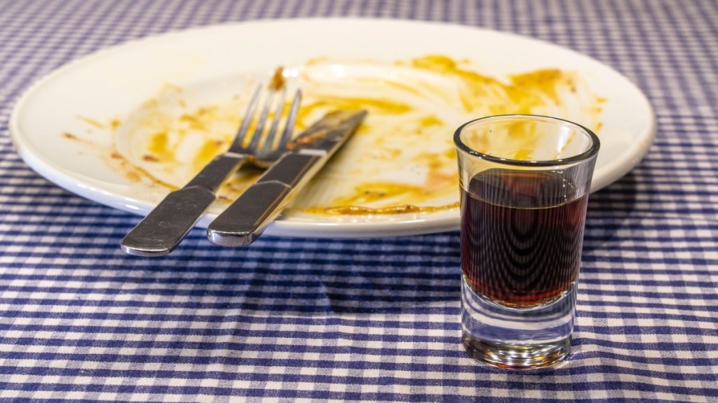 Ein Kräuterlikörchen nach dem Essen hilft der Verdauung!