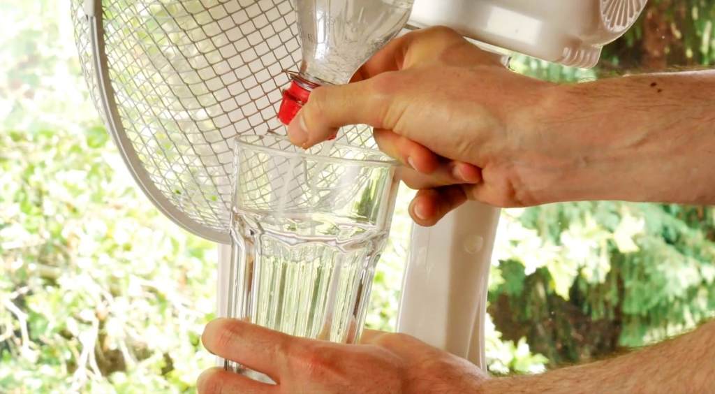 Eine Klimaanlage, die aus einem Ventilator und zwei Plastikflaschen selber gebaut wurde.