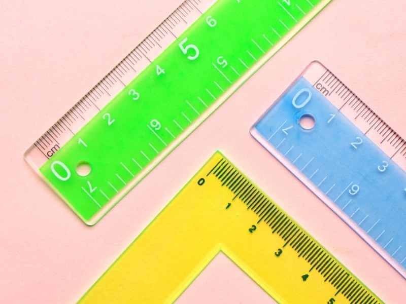 drei bunte Lineale aus Plastik