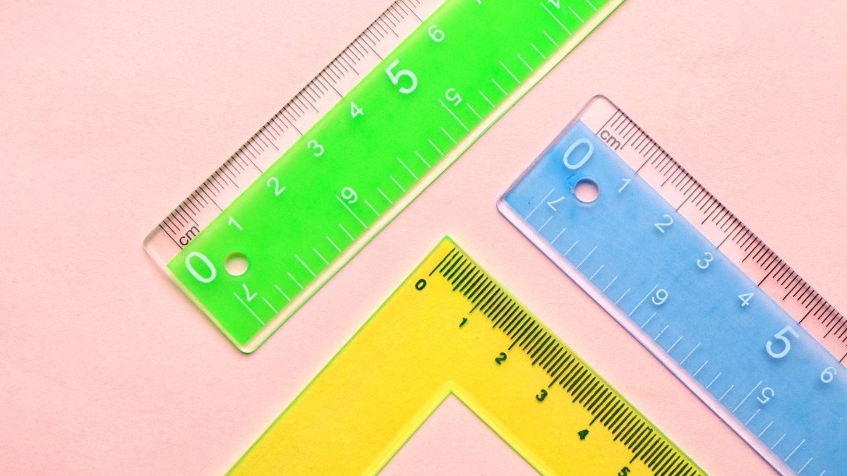 drei bunte Lineale aus Plastik