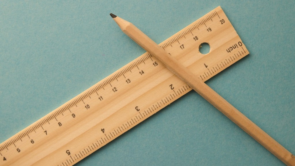 ein Lineal mit Loch und ein Bleistift aus Holz