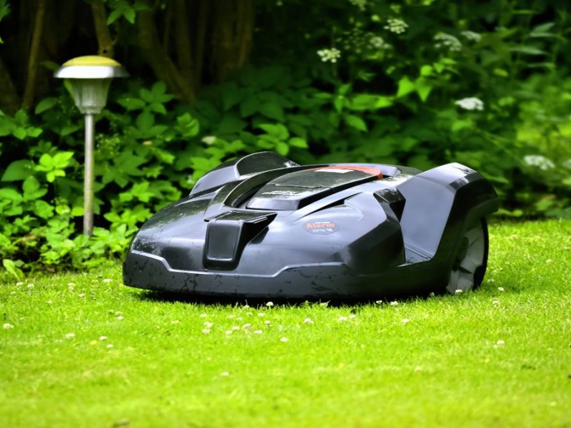 Ein Mähroboter in Nahaufnahme.